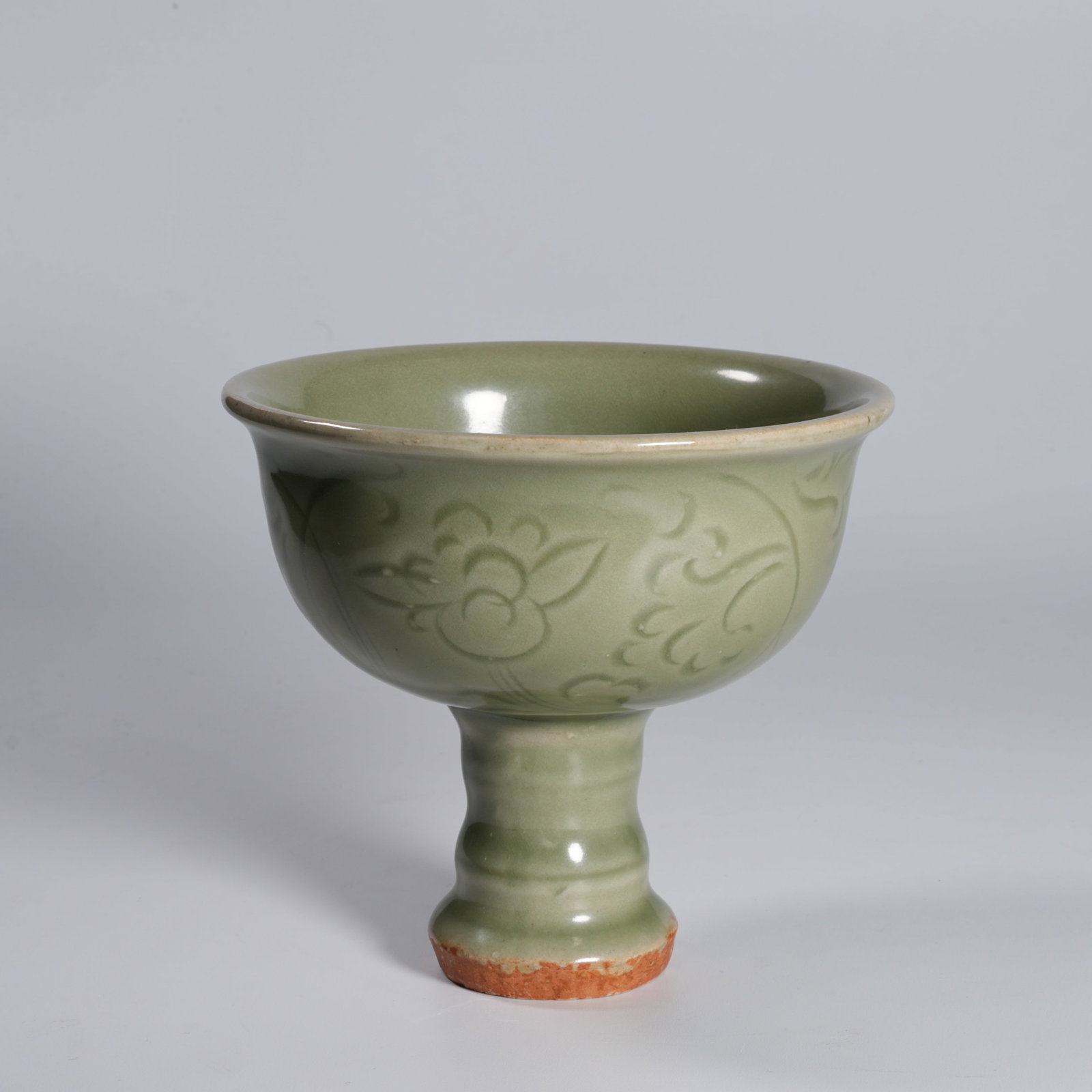 A LONGQUAN WARE FLORAL HIGH-FOOTED BOWL (1 of 8)