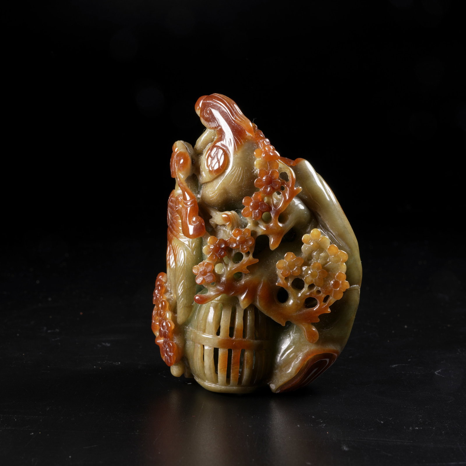 A JADEITE FLORAL PHOENIX-PATTERN ORNAMENT: Jadeite Floral Phoenix-Pattern Ornament