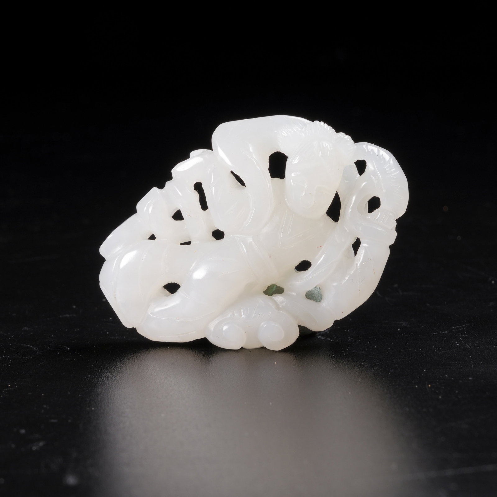 A HETIAN JADE FLYING APSARAS PENDANT: Hetian Jade Flying Apsaras Pendant