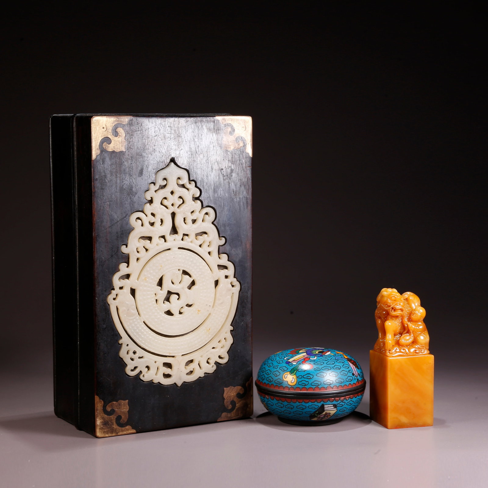A SHOUSHAN TIANHUANG STONE SEAL WITH AUSPICIOUS BEAST KNOB: Shoushan Tianhuang Stone Seal with Auspicious Beast Knob