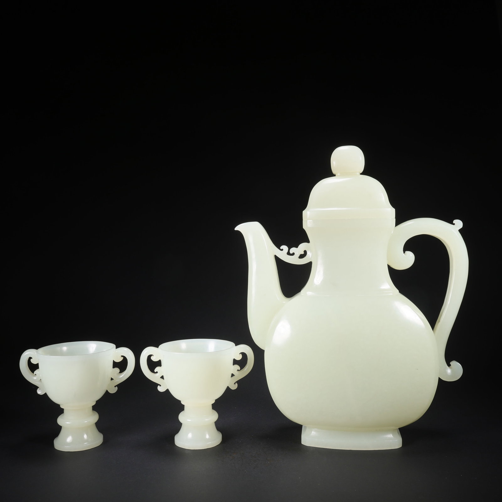 A HETIAN JADE QIANLONG-PERIOD TEAPOT AND DOUBLE-HANDLED CUPS SET (1 of 9)