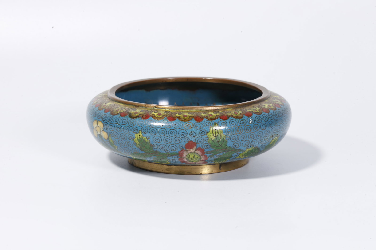 A BRONZE CLOISONNÉ ENAMEL BRUSH WASHER WITH FLORAL MOTIF: Bronze Cloisonné Enamel Brush Washer with Floral Motif