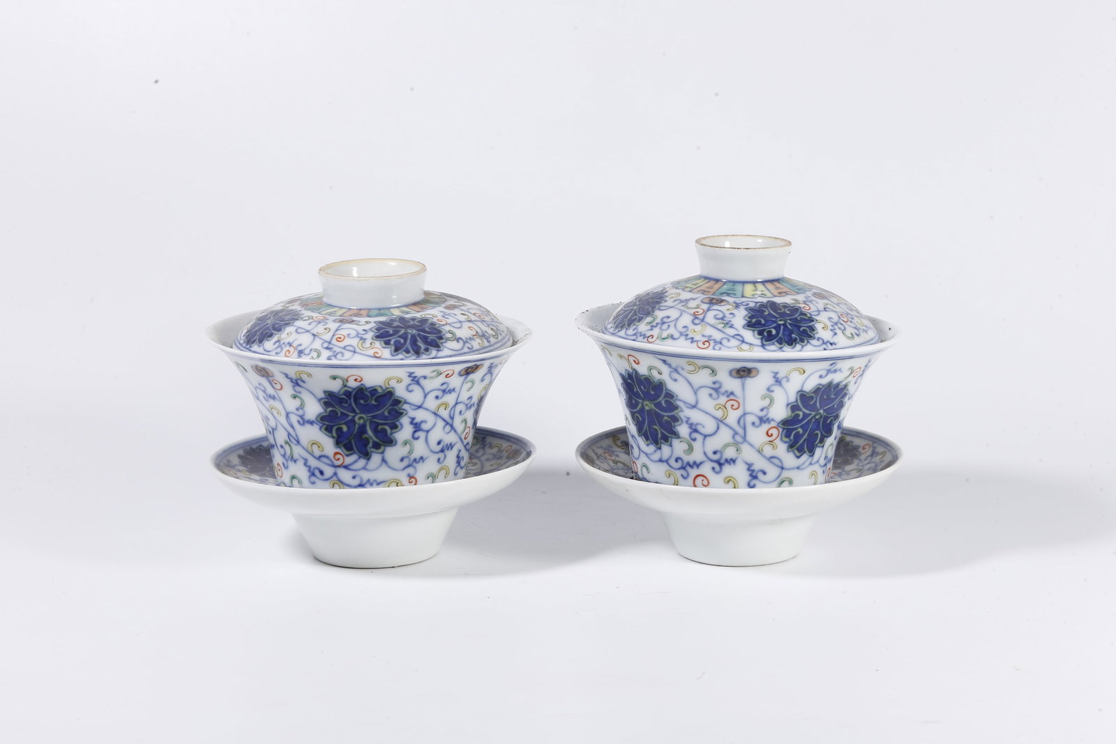 A DOUCAI LIDDED CUPS WITH SCROLLING FLORAL DESIGN (A PAIR) (1 of 9)