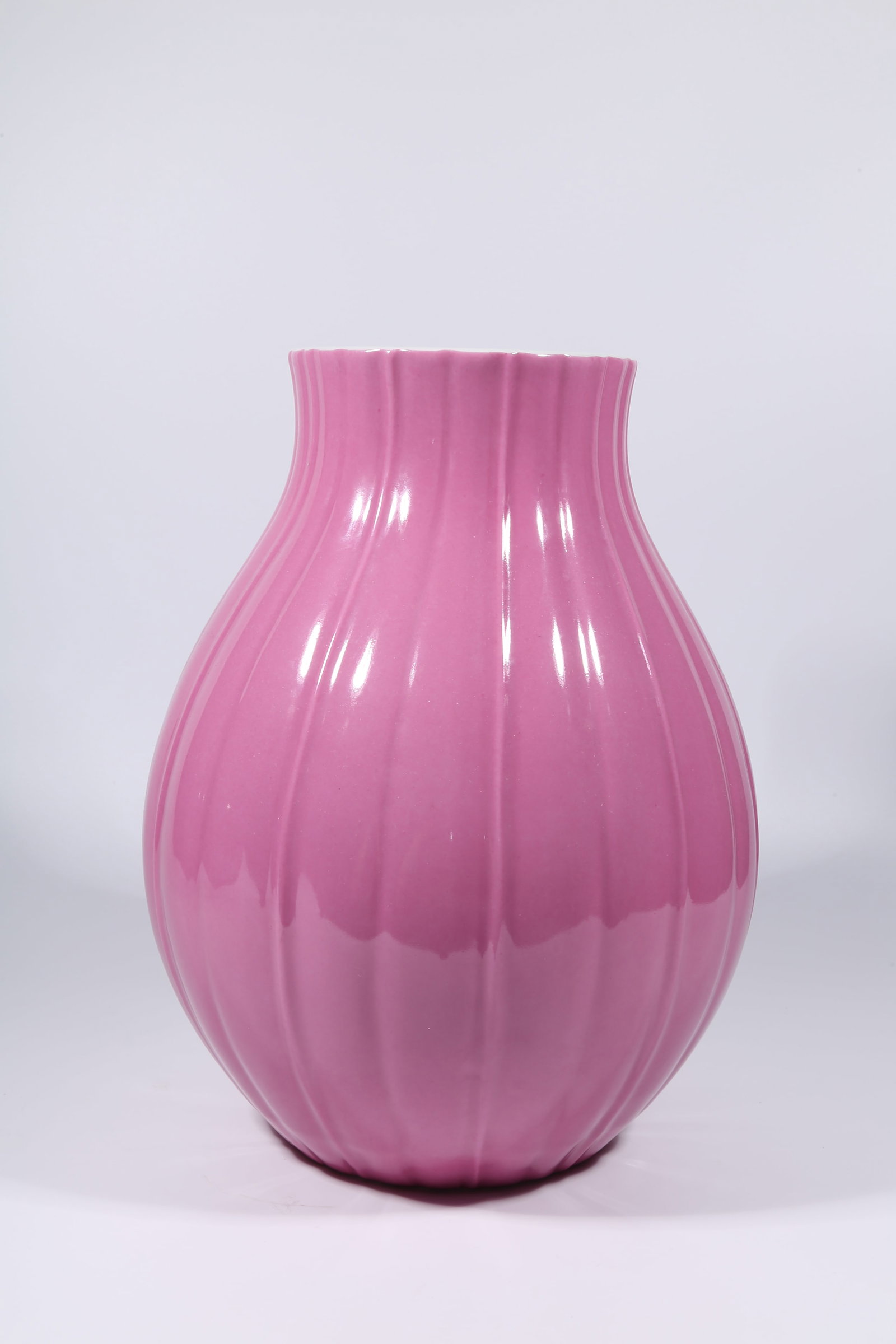 A RASPBERRY-RED GLAZED VASE - 5