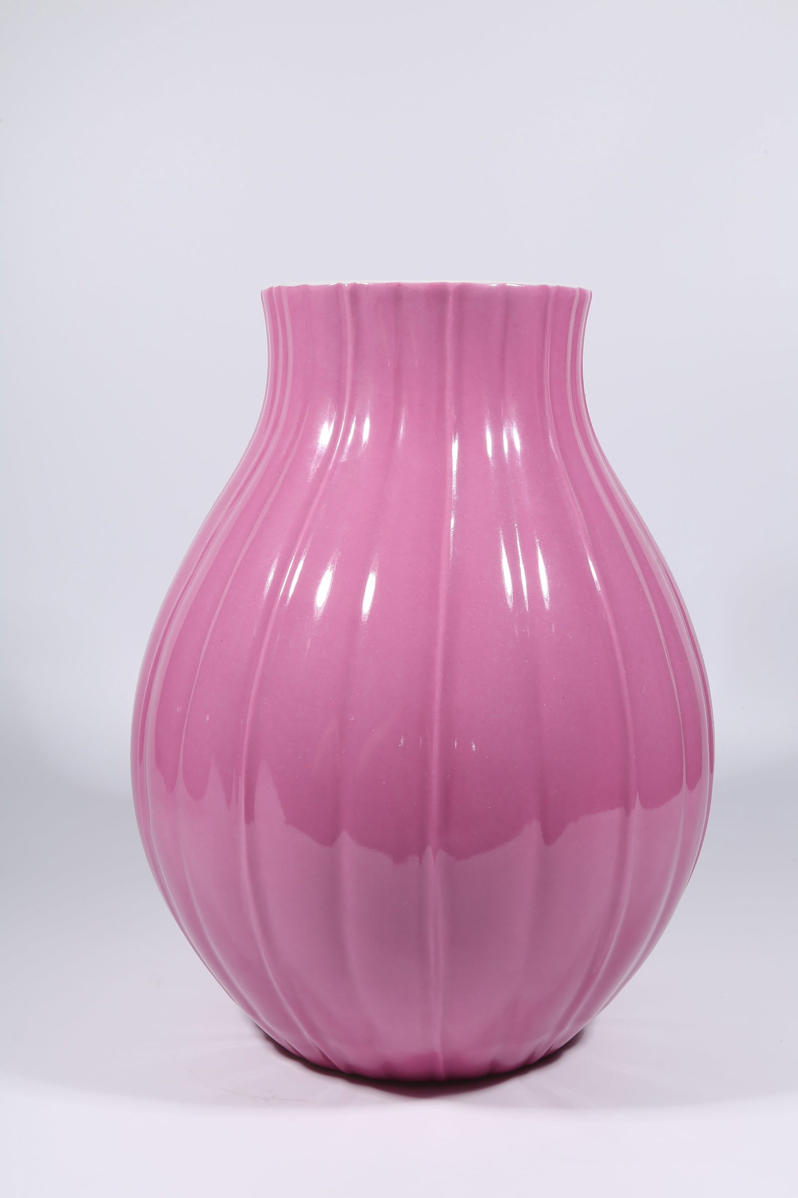 A RASPBERRY-RED GLAZED VASE - 7
