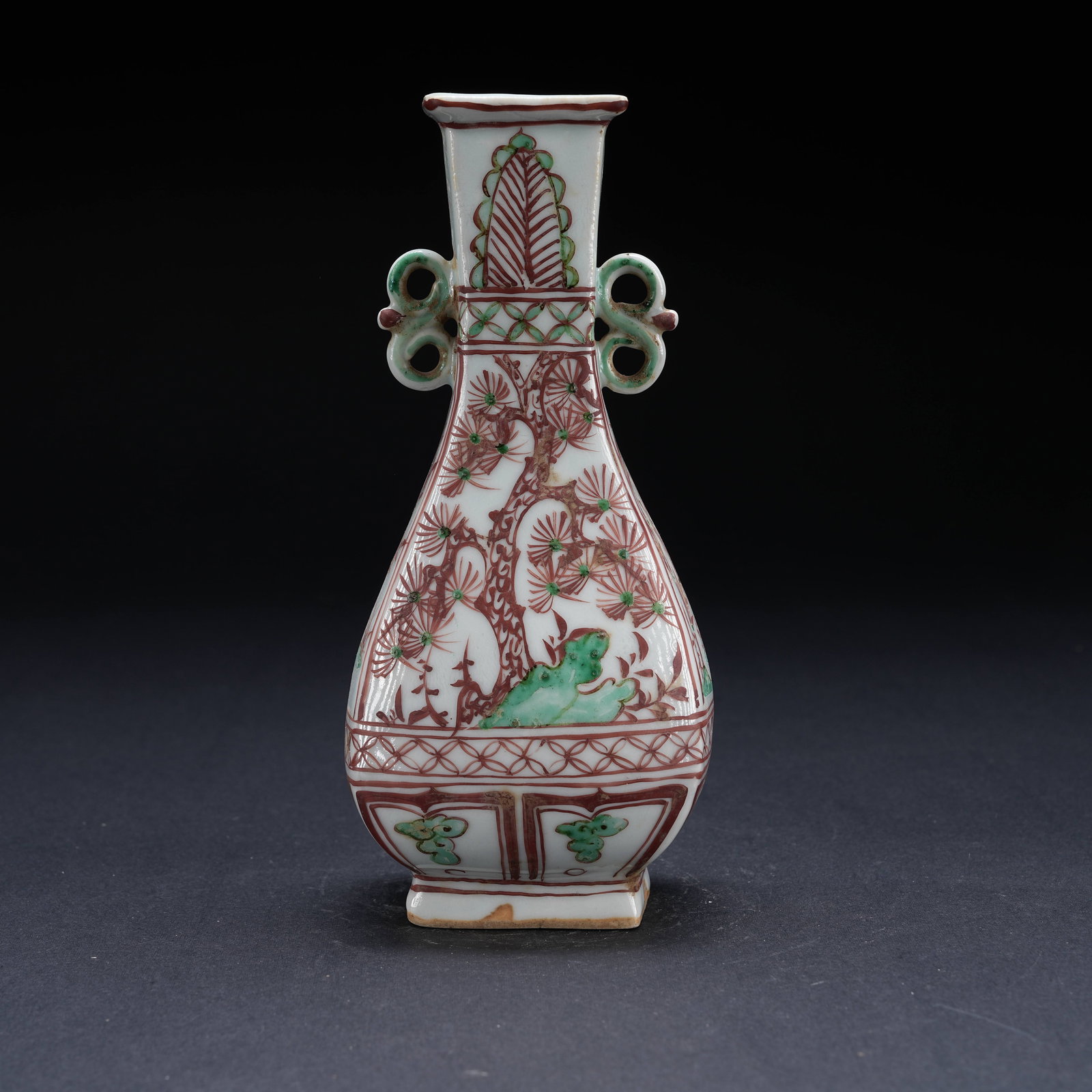 A RED AND GREEN ENAMEL DOUBLE-HANDLED BOTTLE (1 of 9)
