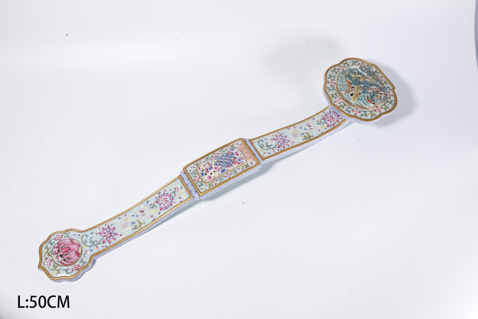 A GREEN-GROUND FAMILLE ROSE RUYI WITH LOTUS SCROLL DECORATION: Green-Ground Famille Rose Ruyi with Lotus Scroll Decoration