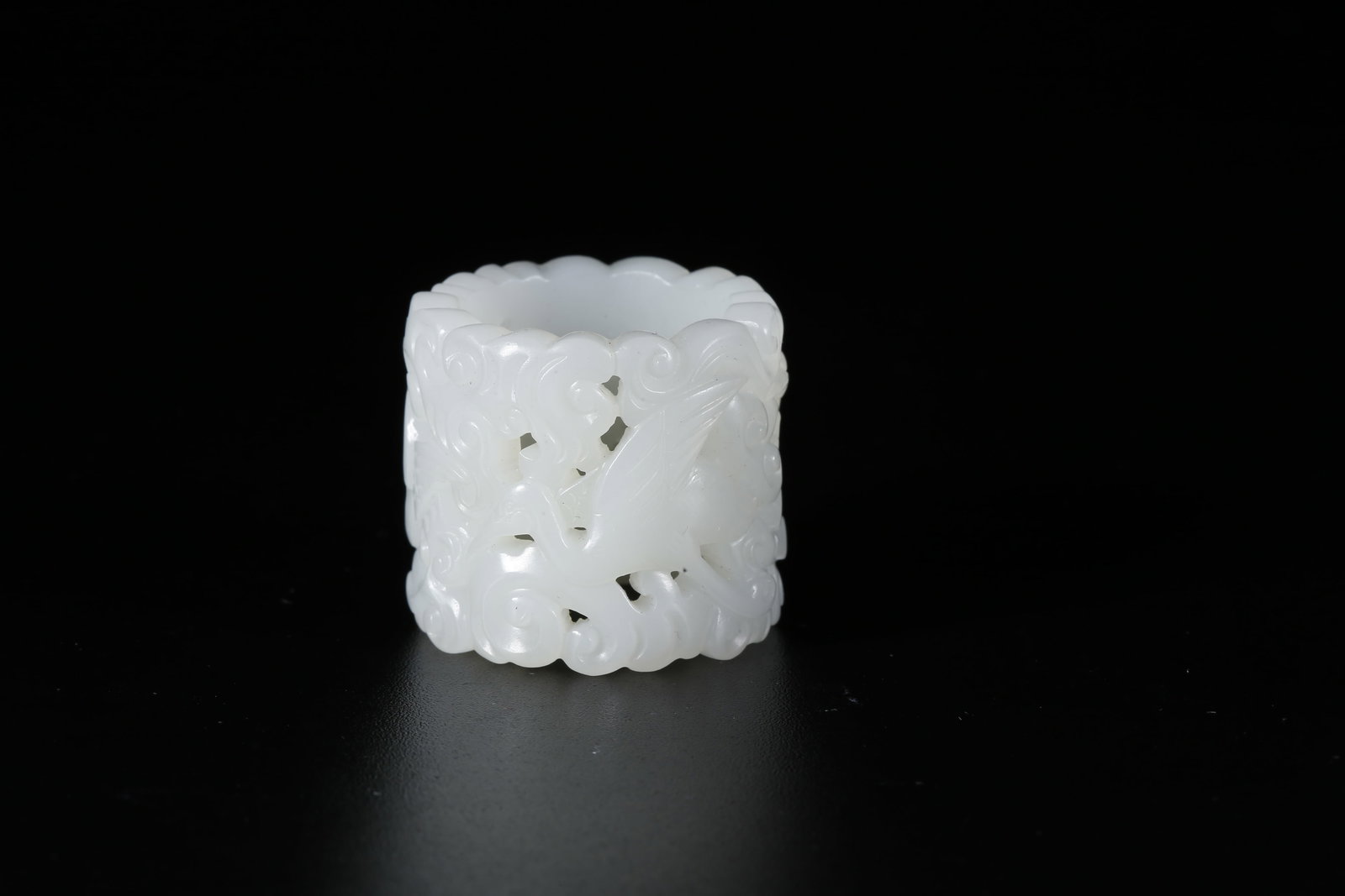 A HETIAN JADE CARVED CRANE-PATTERNED THUMB RING (1 of 7)