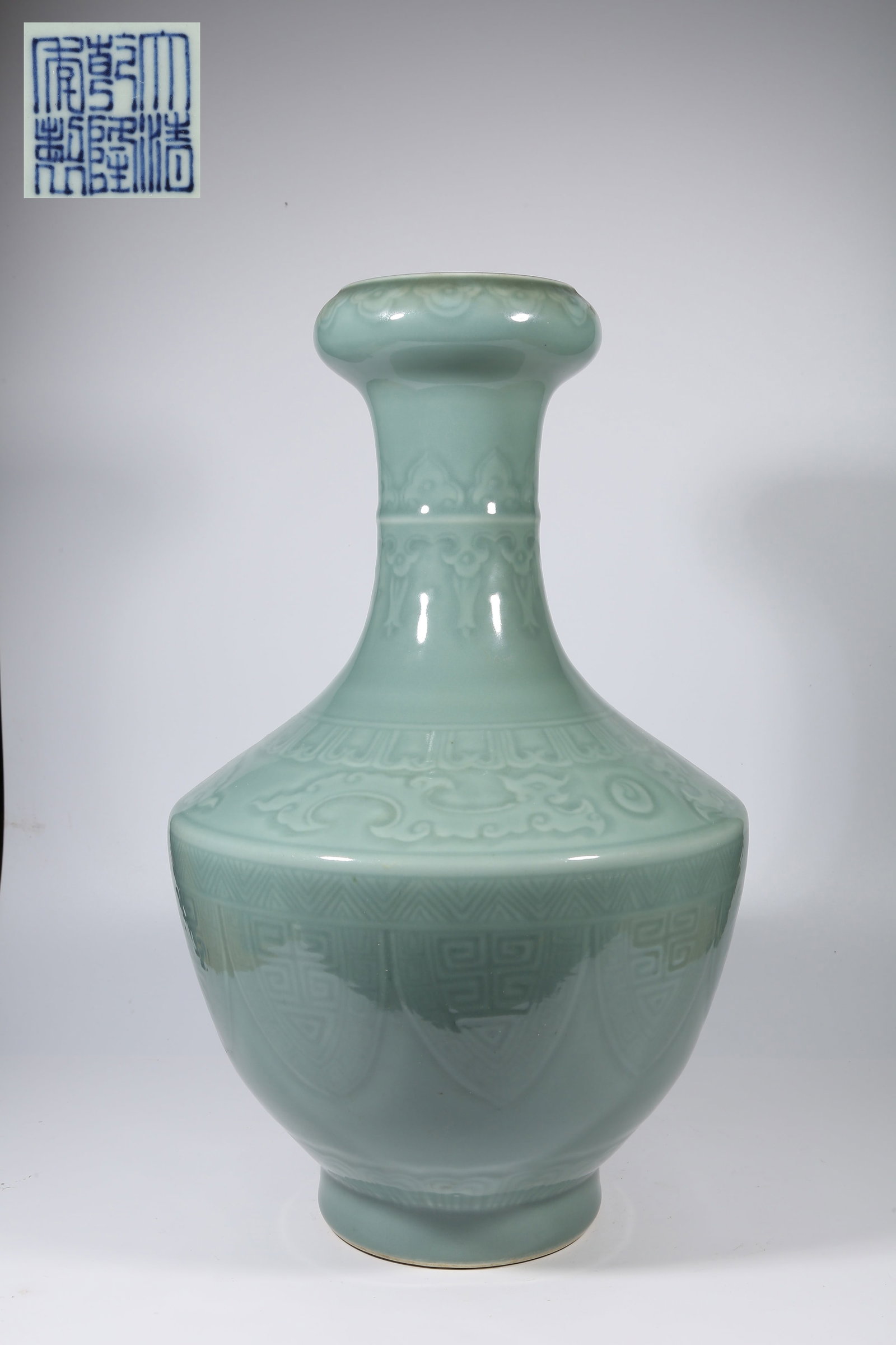 A GREEN-GLAZE VASE WITH BANANA LEAF MOTIF (1 of 9)