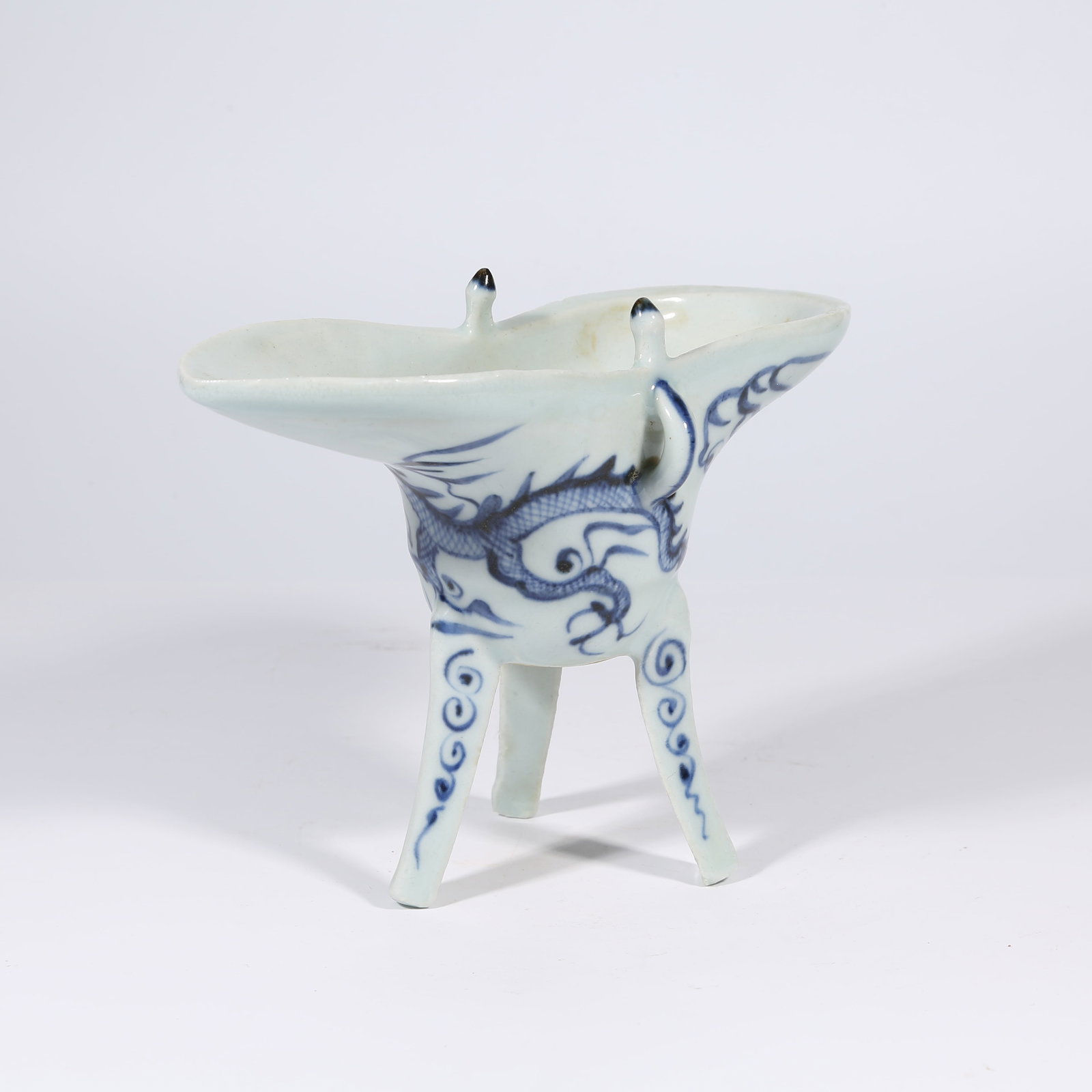 A BLUE-AND-WHITE JUE CUP WITH DRAGON MOTIF (1 of 9)