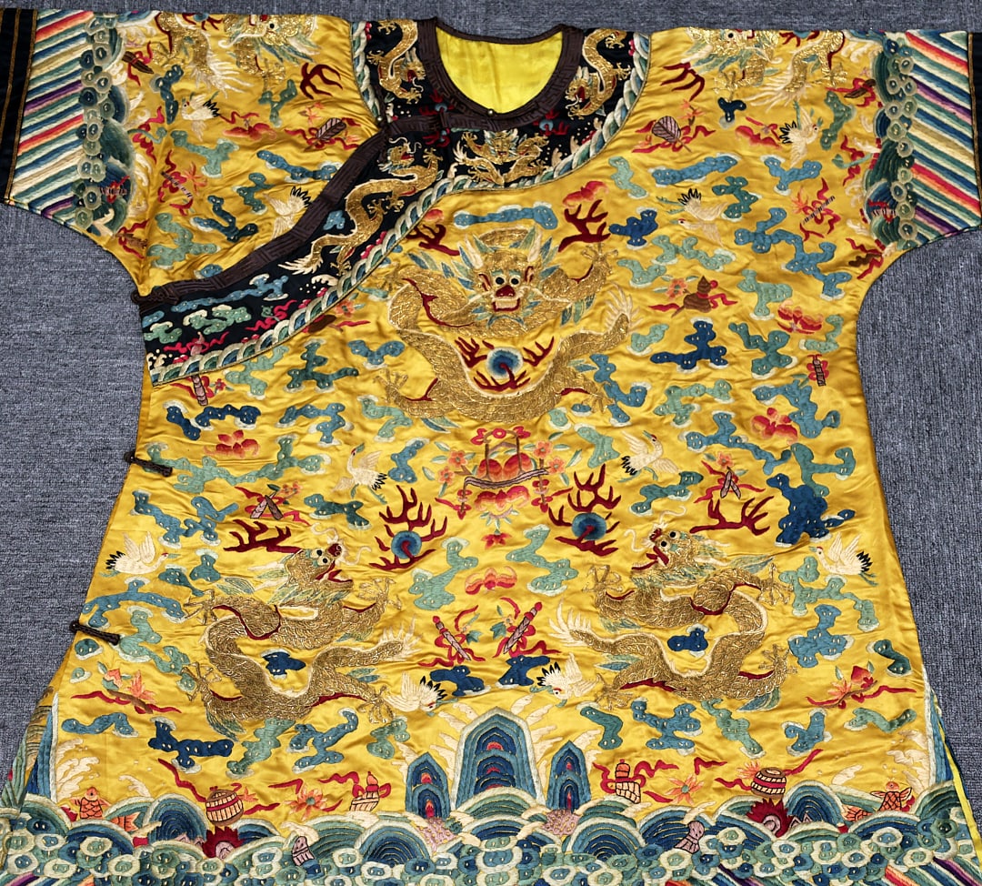 A GOLD THREAD FIVE-CLAWED DRAGON ROBE - 2