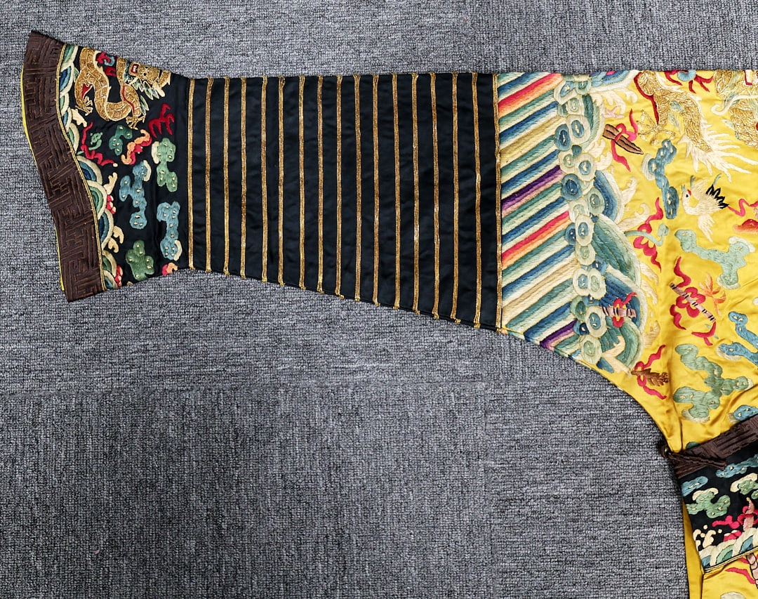 A GOLD THREAD FIVE-CLAWED DRAGON ROBE - 4