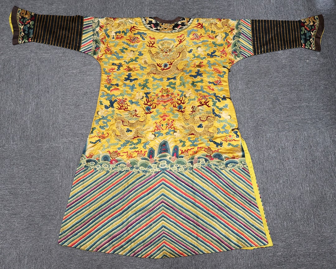 A GOLD THREAD FIVE-CLAWED DRAGON ROBE - 7