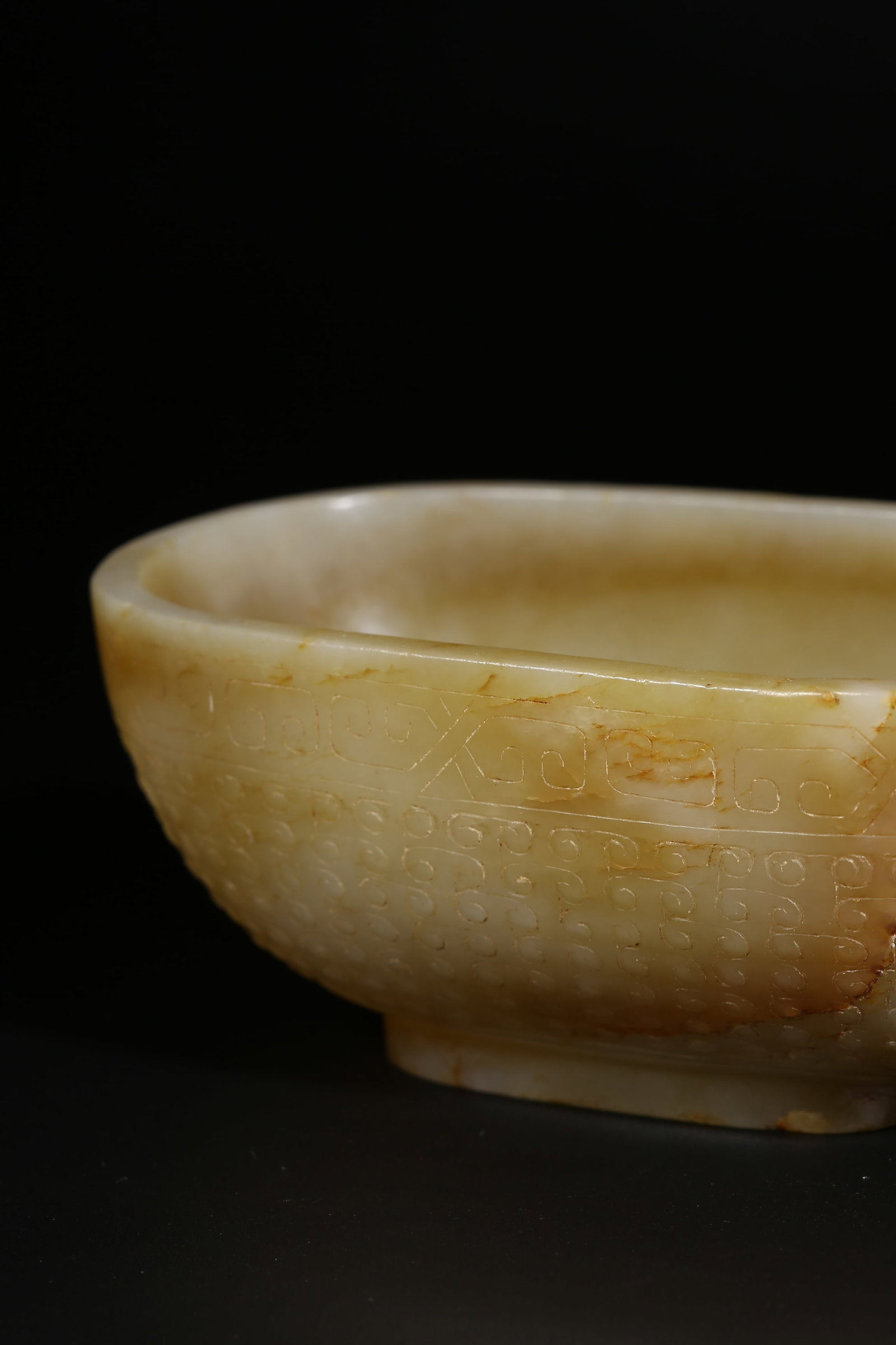 A ANCIENT JADE CUP WITH DRAGON-HANDLED INTERLINKED CLOUD PATTERN - 4