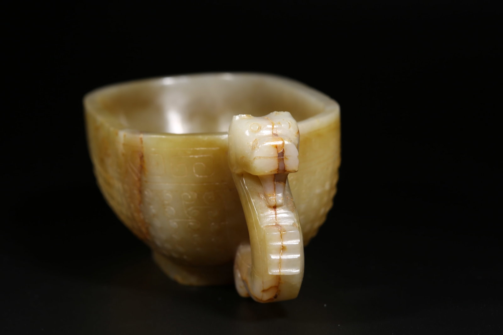 A ANCIENT JADE CUP WITH DRAGON-HANDLED INTERLINKED CLOUD PATTERN - 5