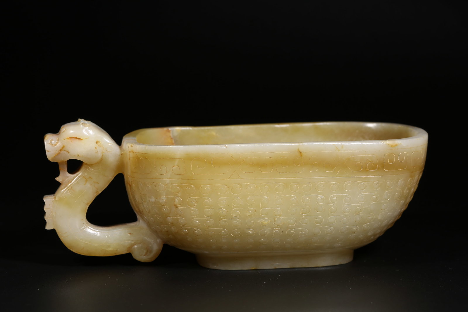 A ANCIENT JADE CUP WITH DRAGON-HANDLED INTERLINKED CLOUD PATTERN - 6