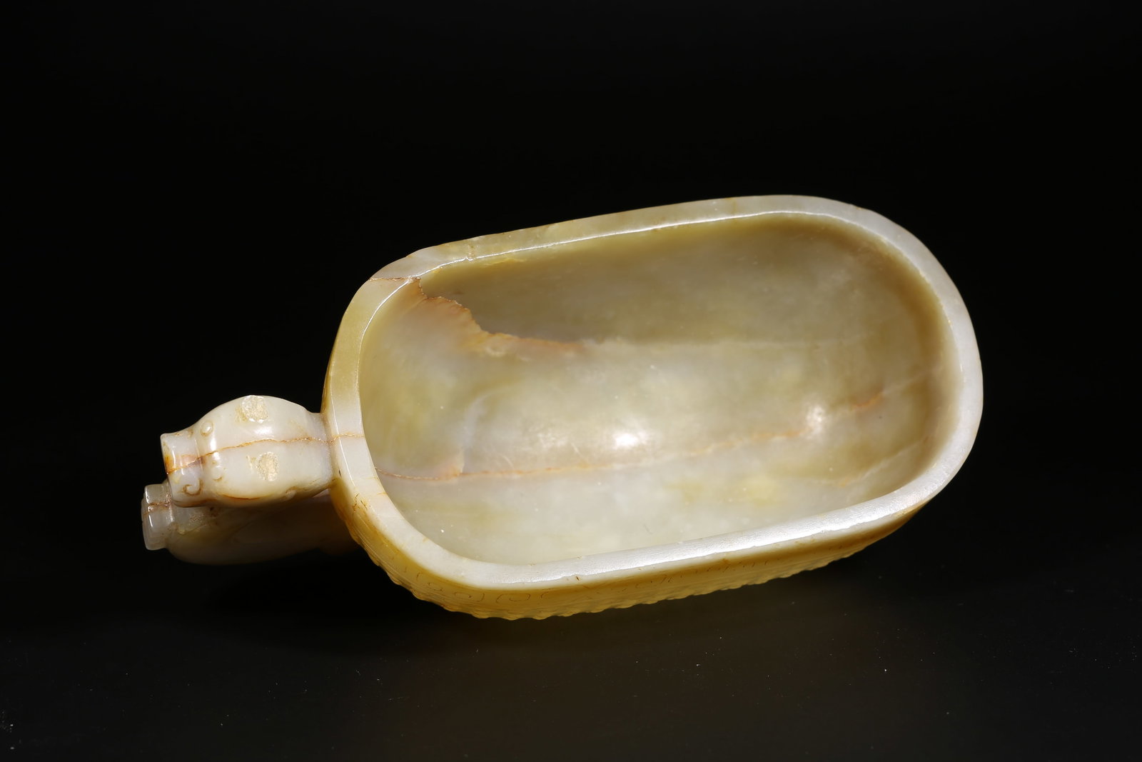 A ANCIENT JADE CUP WITH DRAGON-HANDLED INTERLINKED CLOUD PATTERN - 9