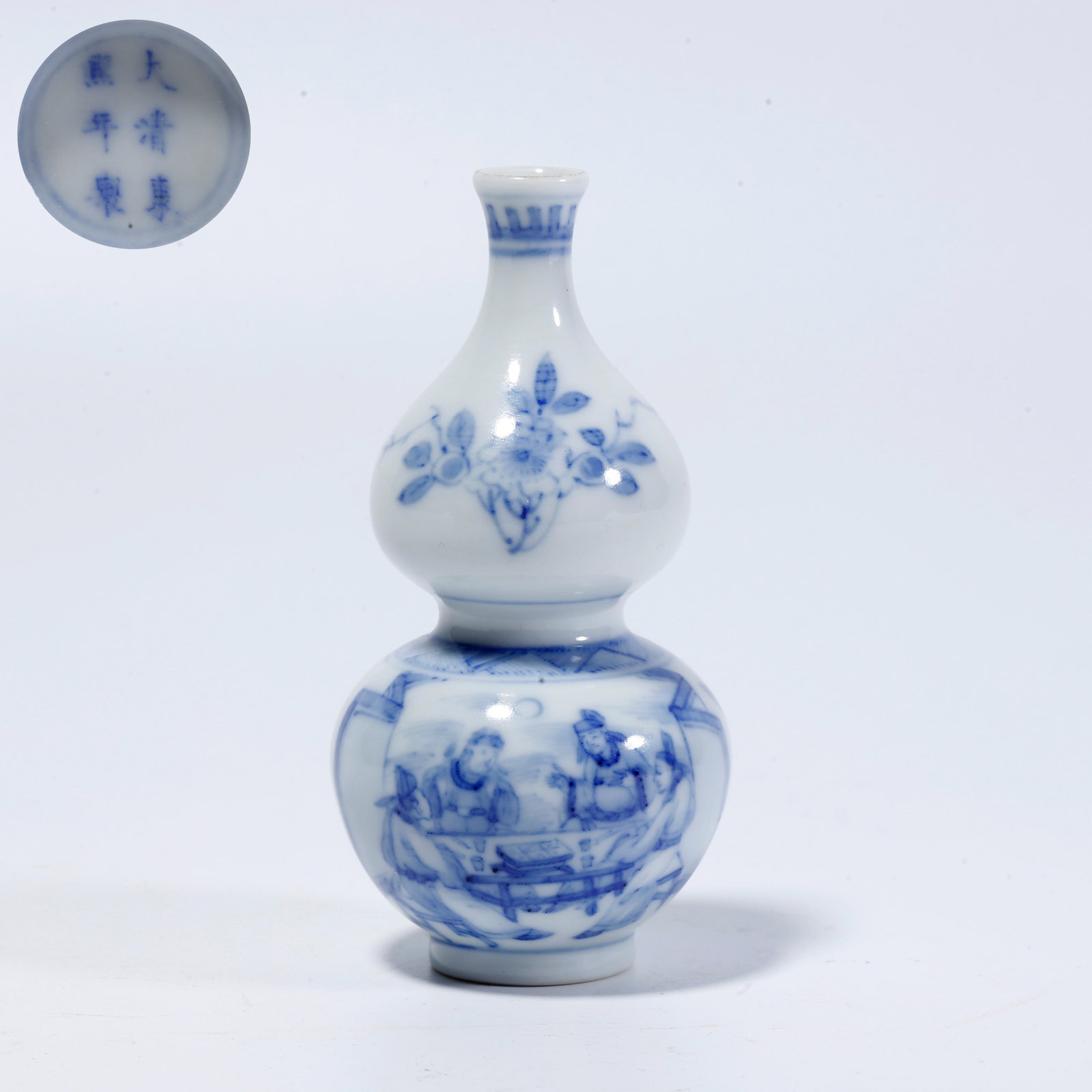 A BLUE-AND-WHITE GOURD-SHAPED SNUFF BOTTLE WITH FIGURE STORY PATTERN: Blue-and-White Gourd-Shaped Snuff Bottle with Figure Story Pattern