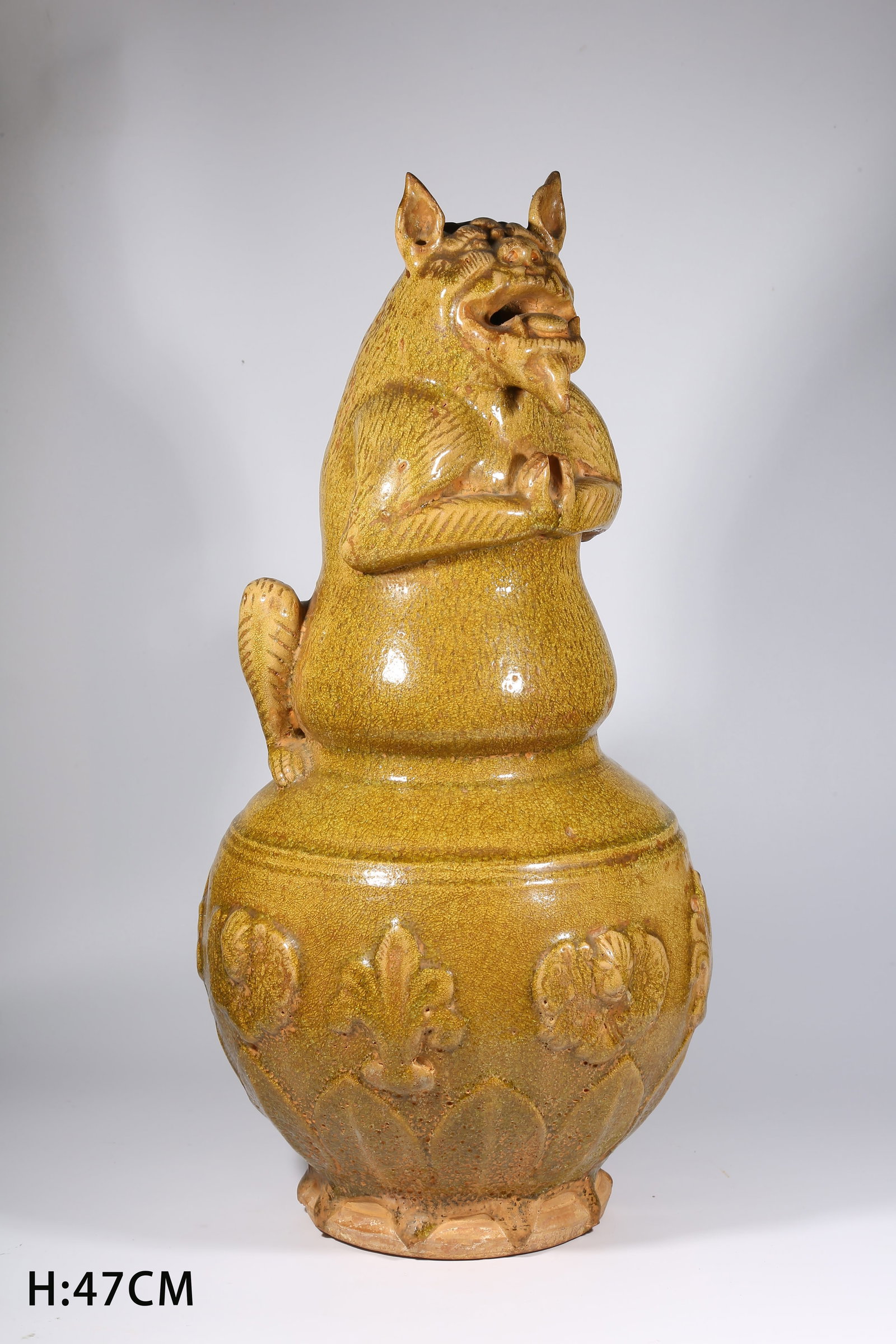 A ANTIQUE KILN AUSPICIOUS BEAST VASE (1 of 8)