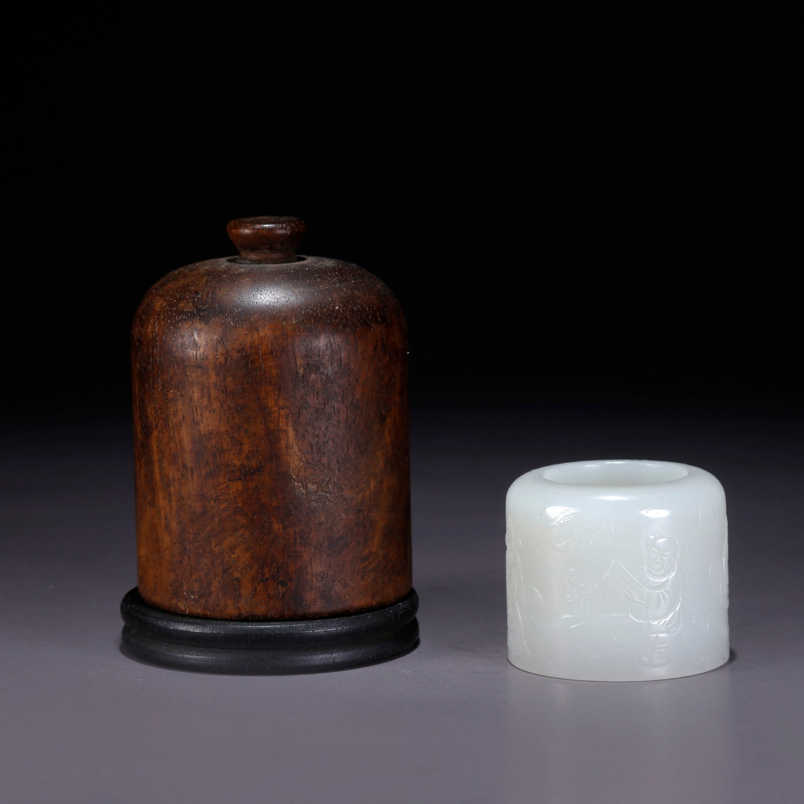 A HETIAN JADE CARVED STORY-PATTERN THUMB RING (1 of 8)