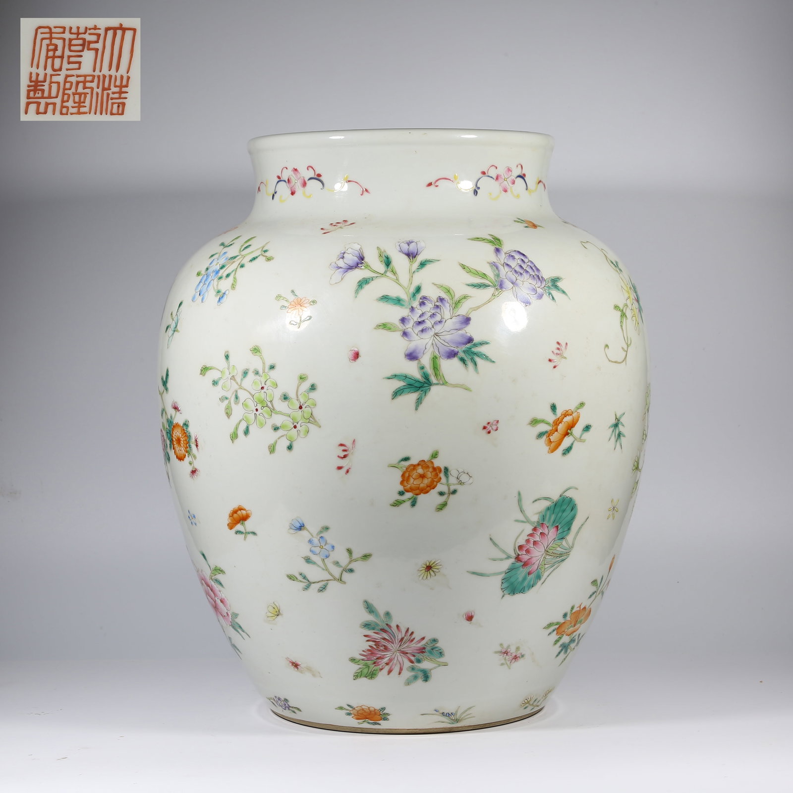 A FAMILLE-ROSE JAR WITH FLORAL MOTIF (1 of 9)