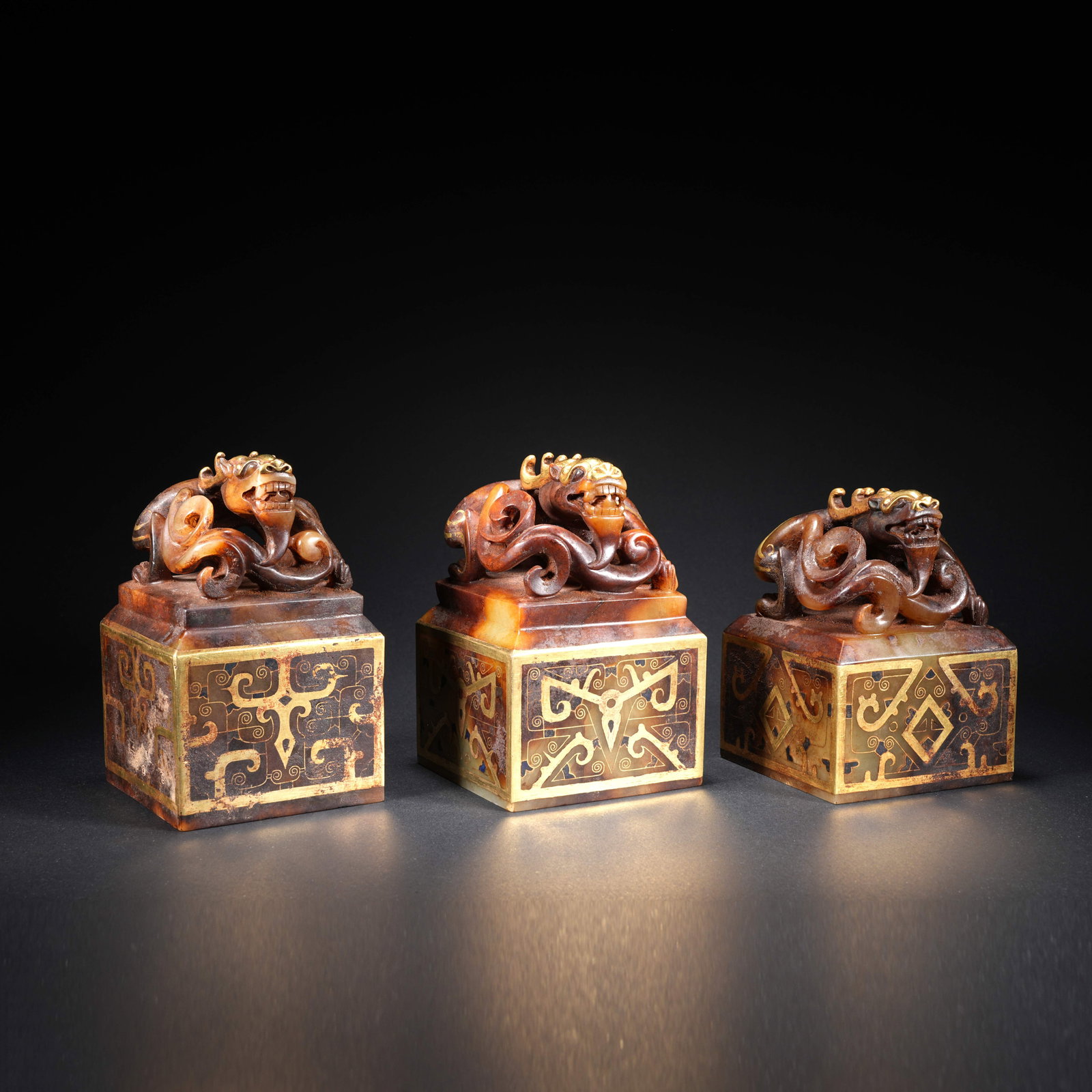 A HETIAN JADE GILT-INLAID SEAL WITH DRAGON FINIAL (SET) (1 of 11)