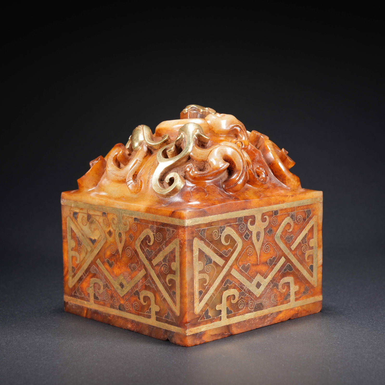A HETIAN JADE GILT-INLAID SEAL WITH DRAGON-AND-PHOENIX MOTIF (1 of 9)