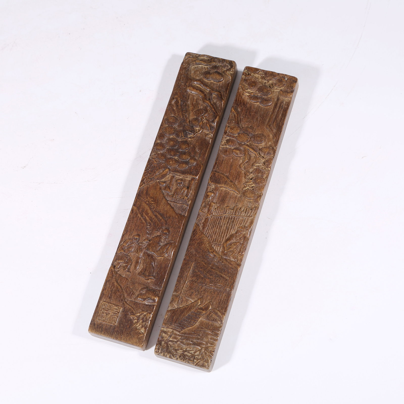 A AGARWOOD PAPERWEIGHTS SET WITH FRIENDS VISITING SCENE (1 of 8)