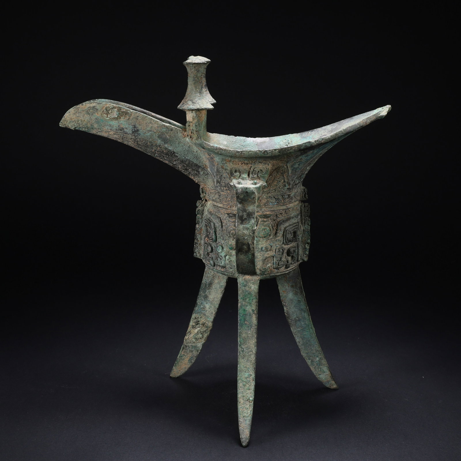 A BRONZE TRIPOD JUE VESSEL: Bronze Tripod Jue Vessel
