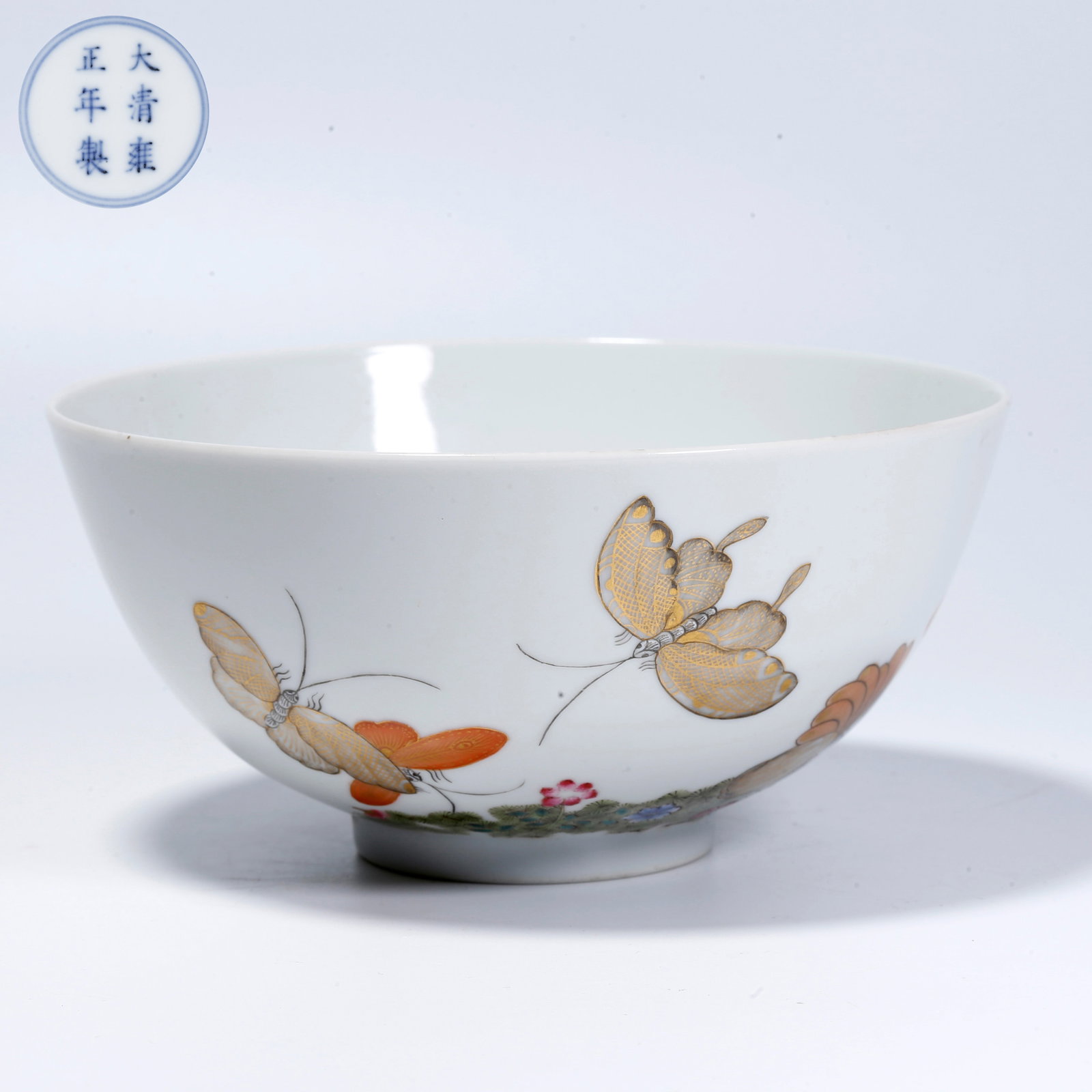 A FAMILLE ROSE BOWL WITH FLOWER DISH PATTERN (1 of 9)