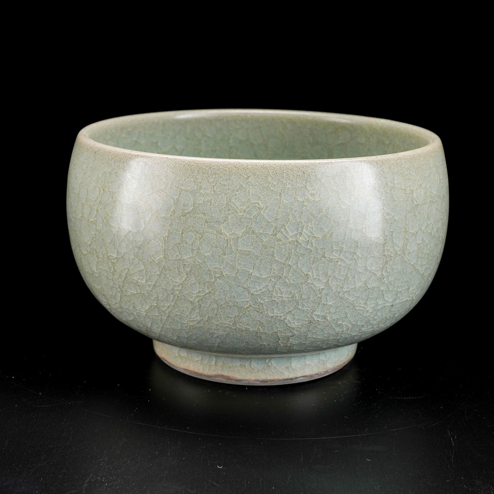 A FENCAI GLAZED LARGE BOWL WITH ICE-CRYSTAL PATTERN (1 of 9)