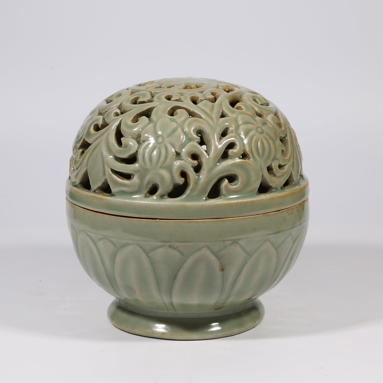 A YUE KILN INCENSE BURNER WITH INTERTWINED FLORAL MOTIF: Yue Kiln Incense Burner with Intertwined Floral Motif