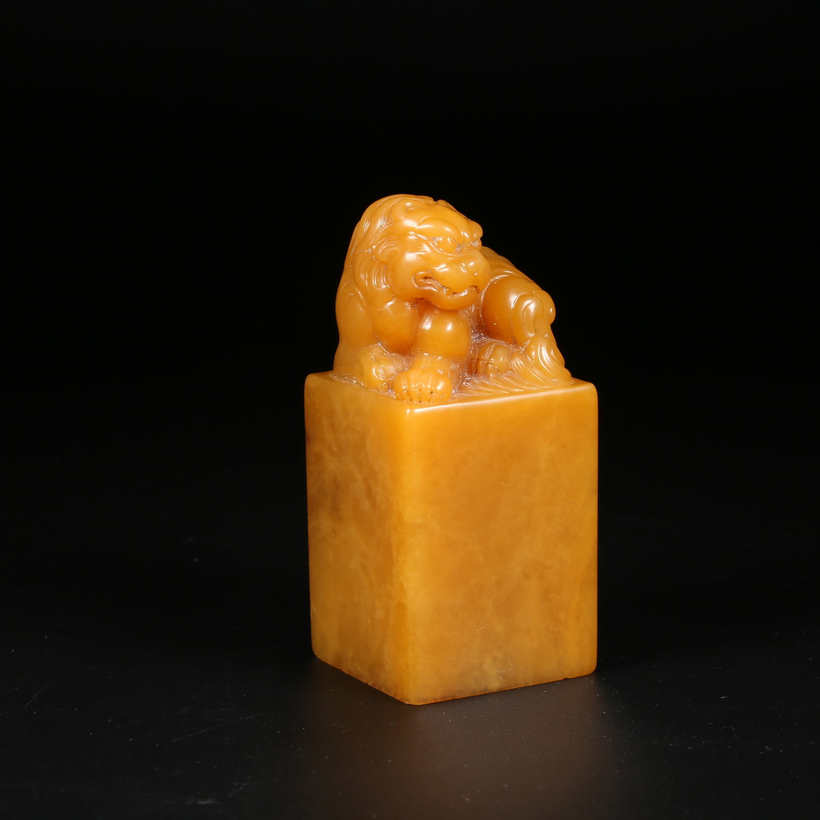 A SHOUSHAN TIANHUANG STONE SEAL WITH BEAST KNOB (1 of 8)