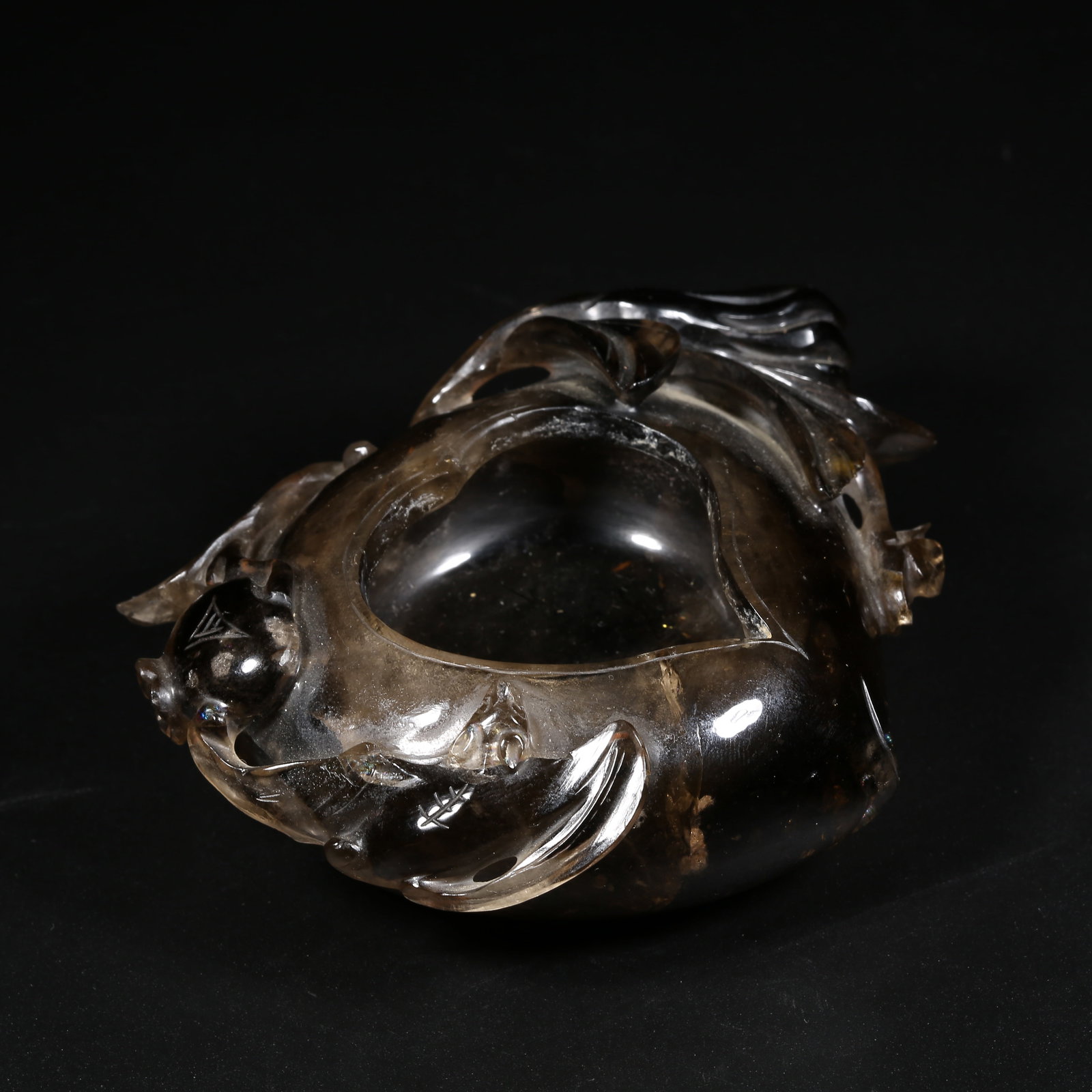 A CRYSTAL BRUSH WASHER WITH "THREE ABUNDANCES" AND SHOU PEACH MOTIF (1 of 9)