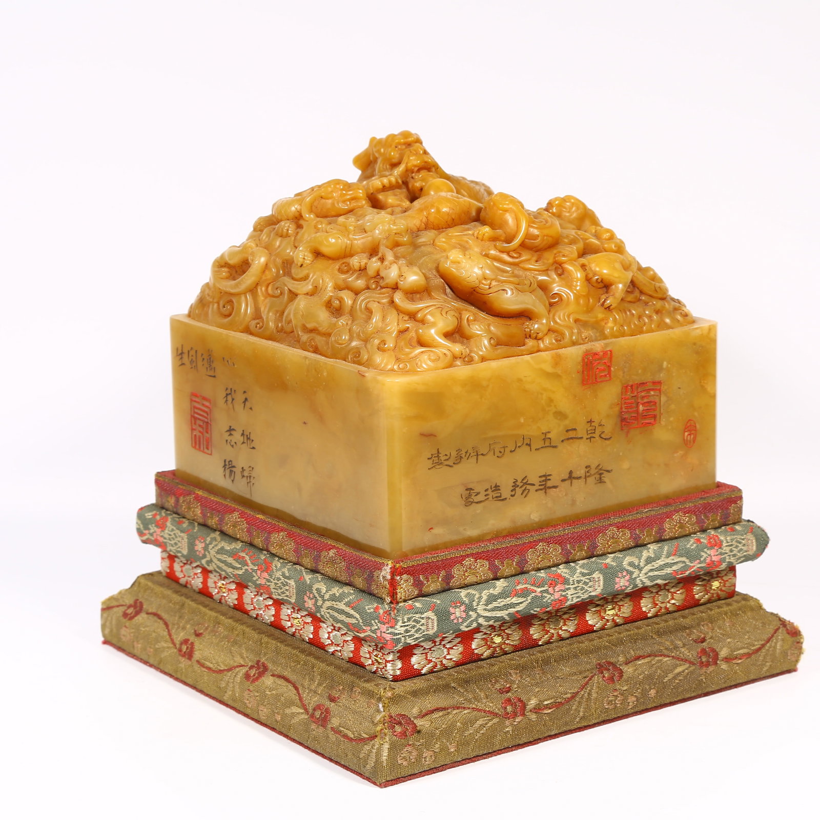 A SHOUSHAN STONE LARGE SEAL WITH DRAGON DESIGN (1 of 9)