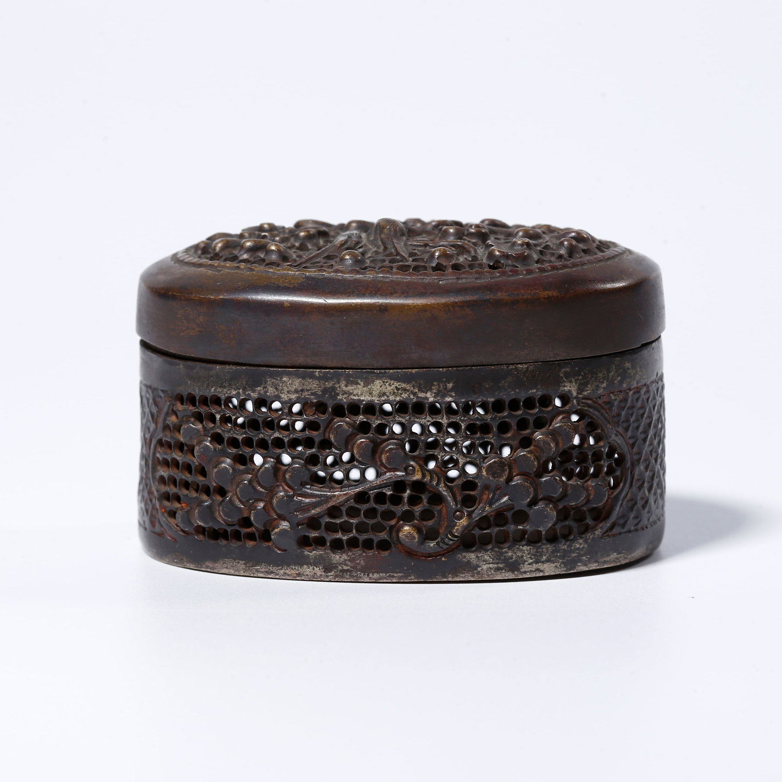 A SILVER FLORAL PATTERNED INCENSE BOX: Silver floral patterned incense box