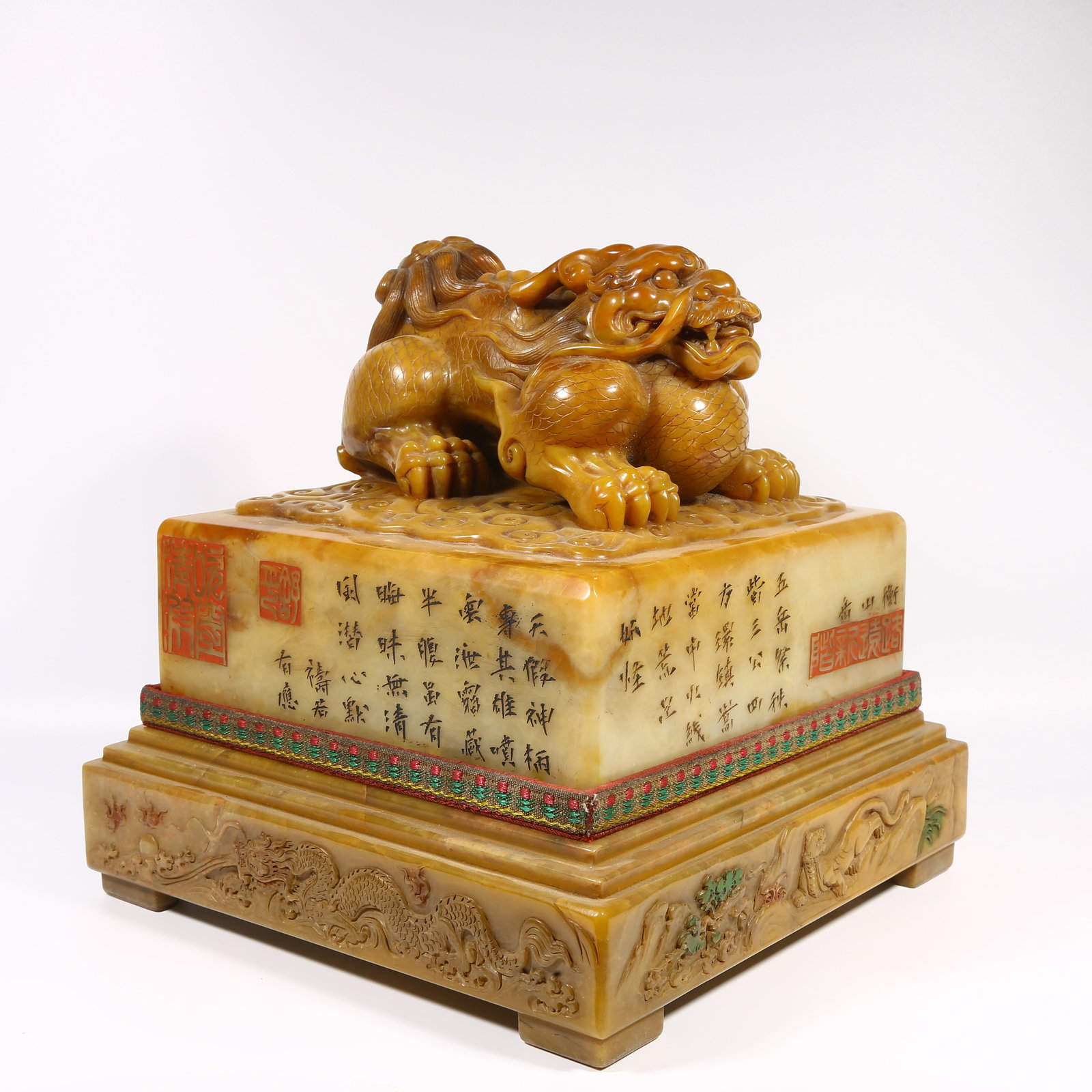 A SHOUSHAN STONE LARGE SEAL WITH QILIN-SHAPED KNOB (1 of 8)