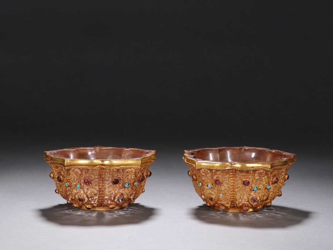 A PAIR OF CRYSTAL BOWLS WITH SILVER FILIGREE AND GEMSTONE INLAY: Pair of crystal bowls with silver filigree and gemstone inlay