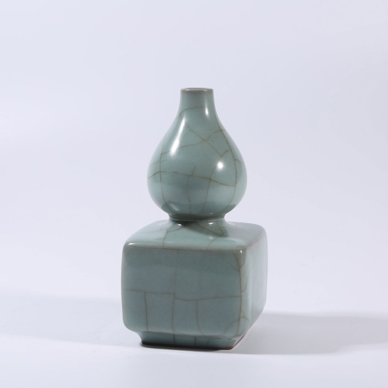 A OFFICIAL KILN "ROUND HEAVEN, SQUARE EARTH" VASE: Official Kiln "Round Heaven, Square Earth" Vase