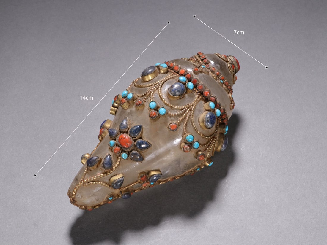 A QING-DYNASTY CRYSTAL SNAIL WITH FILIGREE INLAY: Qing-dynasty crystal snail with filigree inlay