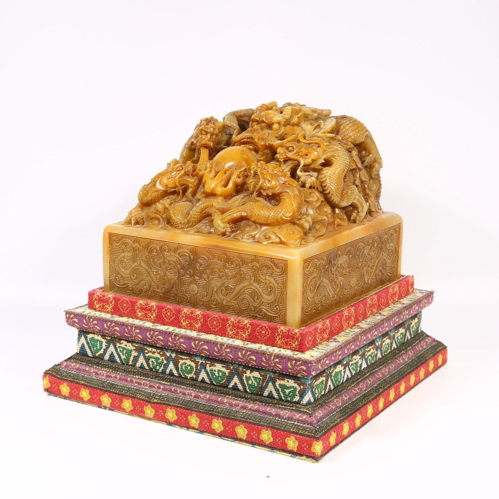 A SHOUSHAN STONE LARGE SEAL WITH DRAGON-SHAPED KNOB (1 of 8)