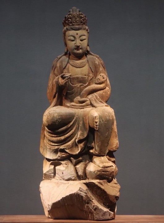 A SEATED STATUE OF AVALOKITESVARA (GUANYIN): Seated statue of Avalokitesvara (Guanyin)