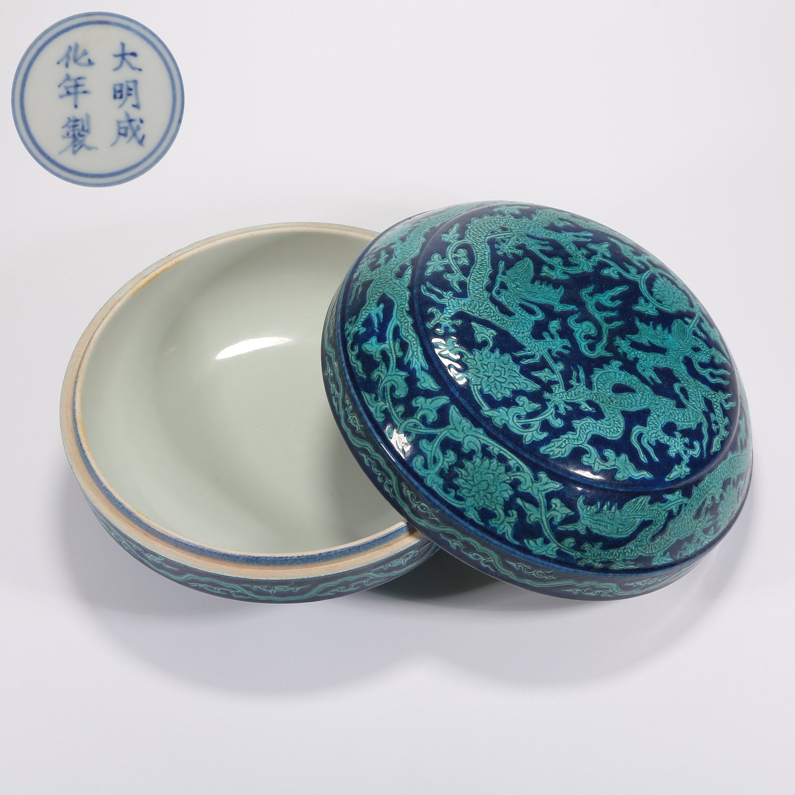 A BLUE-GROUND GREEN-ENAMEL BOX WITH INTERLACED DRAGON DESIGN (1 of 8)