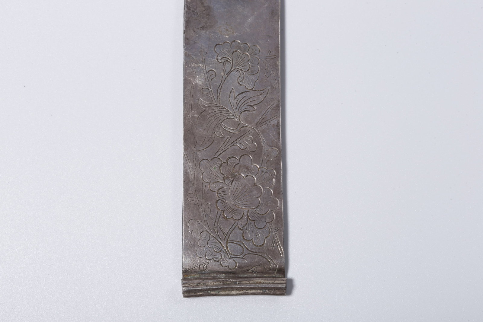 A SILVER FLORAL PATTERNED FLAT SQUARE BOX - 3