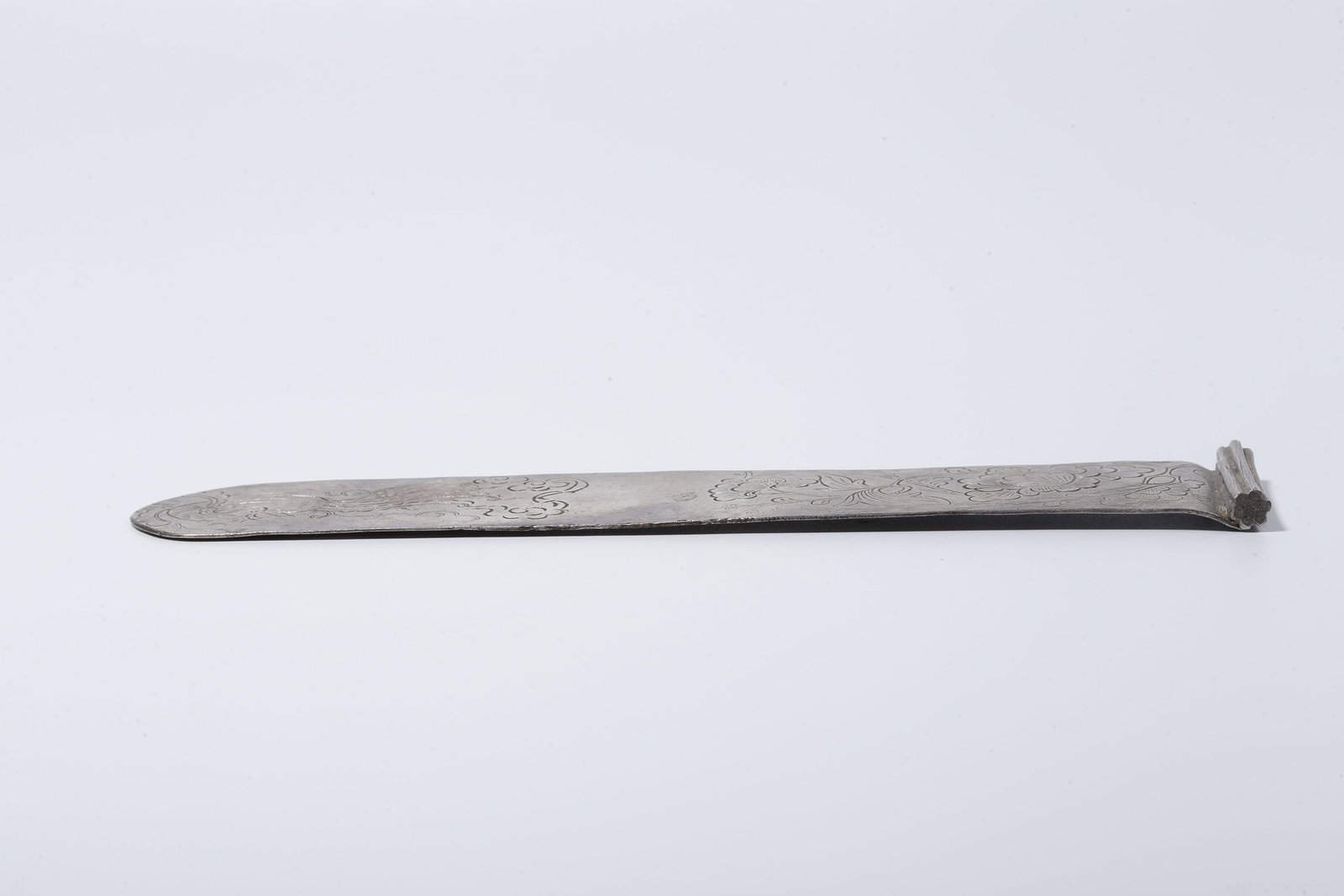 A SILVER FLORAL PATTERNED FLAT SQUARE BOX - 7