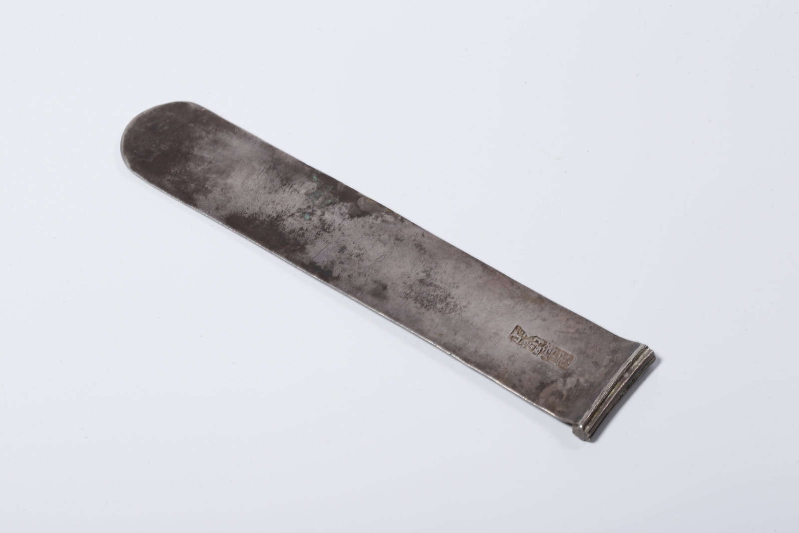 A SILVER FLORAL PATTERNED FLAT SQUARE BOX - 8