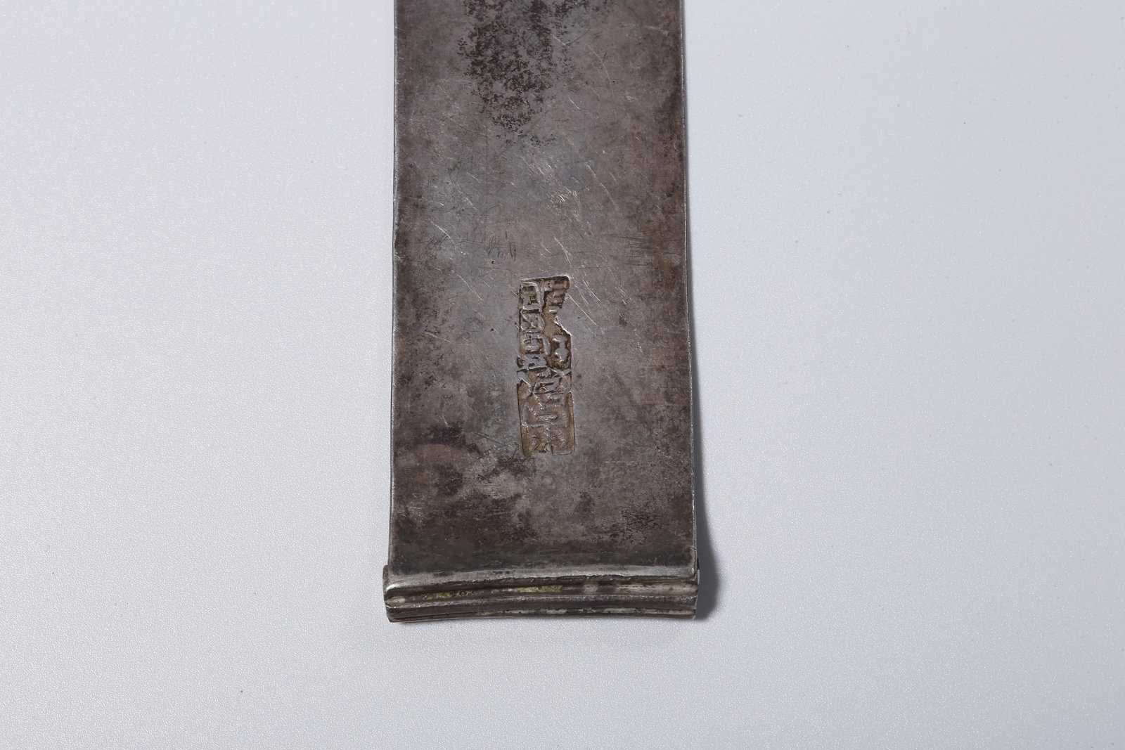 A SILVER FLORAL PATTERNED FLAT SQUARE BOX - 9