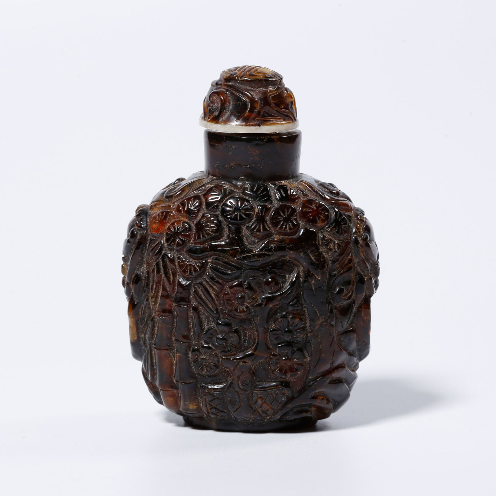 A AMBER CARVED SNUFF BOTTLE (1 of 8)