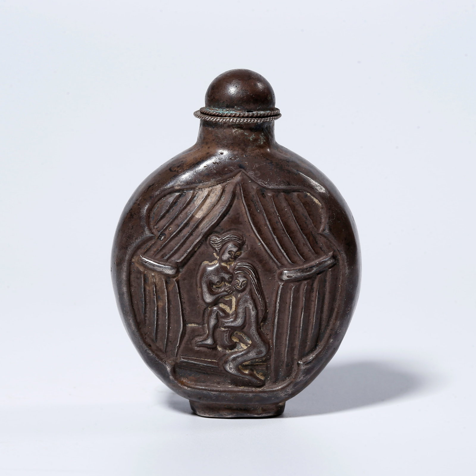 A SILVER SNUFF BOTTLE WITH SPRING PALACE PAINTING (1 of 8)