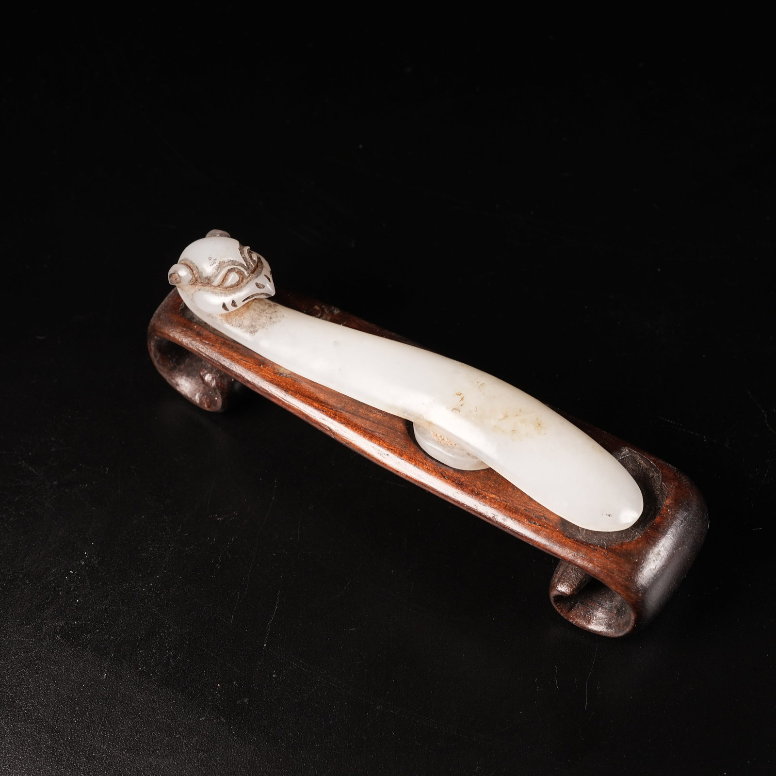 A HETIAN JADE BEAST-HEAD BELT HOOK (1 of 8)